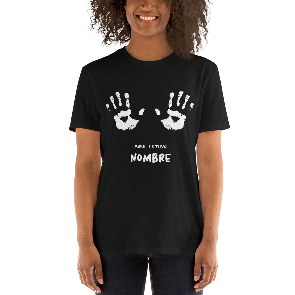 Camiseta Personalizada - Aquí Estuvo -NOMBRE- con Huellas de Mano