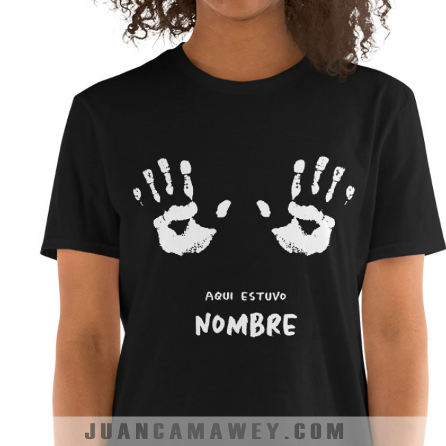 Camiseta Personalizada - Aquí Estuvo -NOMBRE- con Huellas de Mano