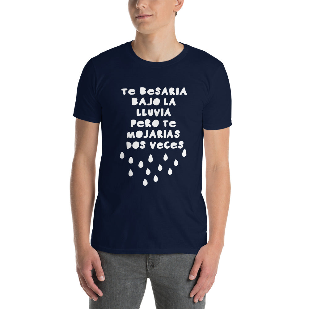Camiseta Descarada - Te Besaría Bajo la Lluvia pero te Mojarias 2 Veces